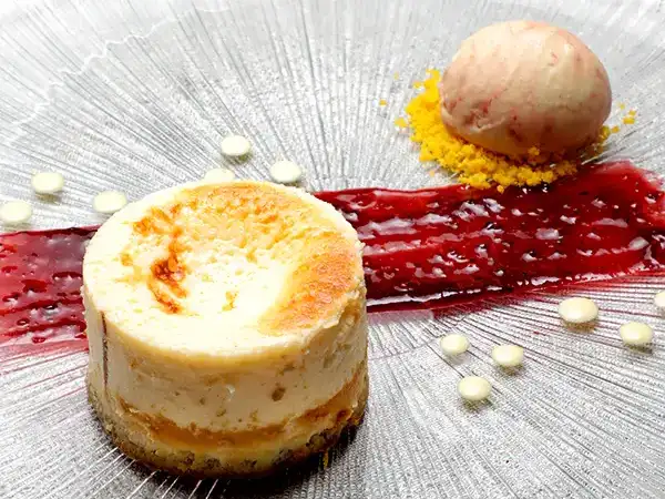 Tarta de queso y galleta Maria con helado de manzana de feria
